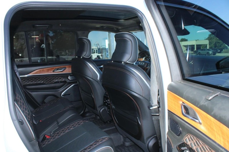 Jeep Grand Cherokee Vehicle Image 12