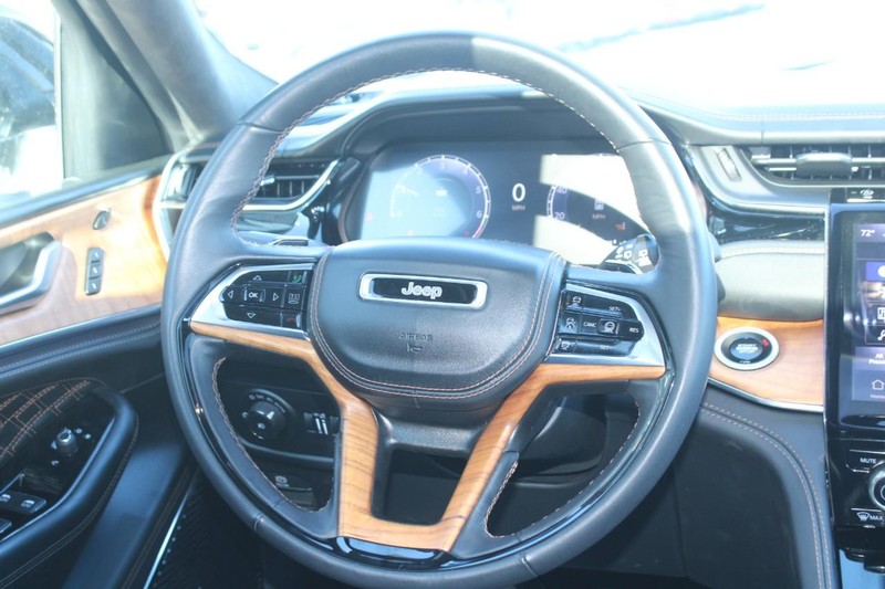 Jeep Grand Cherokee Vehicle Image 14