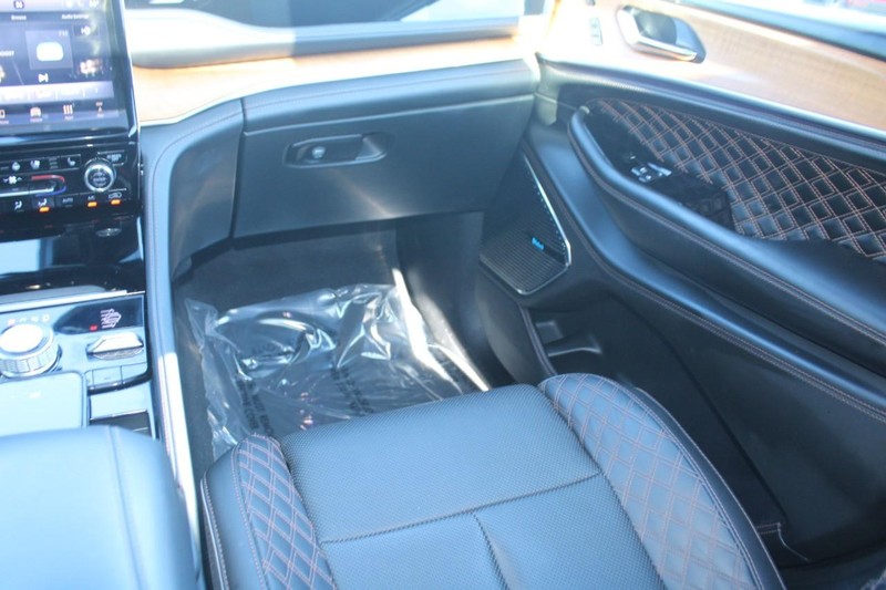 Jeep Grand Cherokee Vehicle Image 16