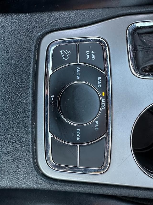 Jeep Grand Cherokee Vehicle Image 10