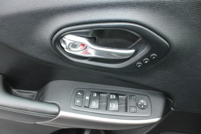 Jeep Cherokee Vehicle Image 09