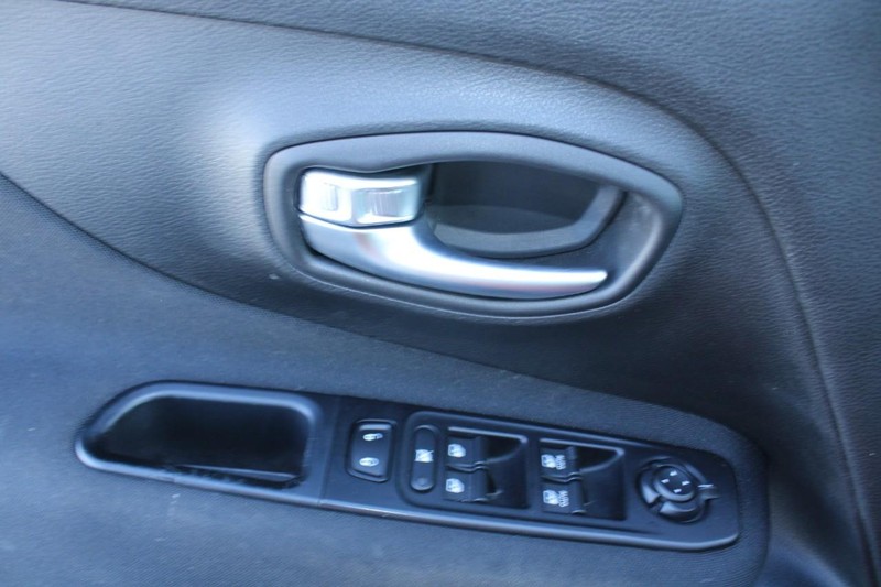 Jeep Renegade Vehicle Image 09