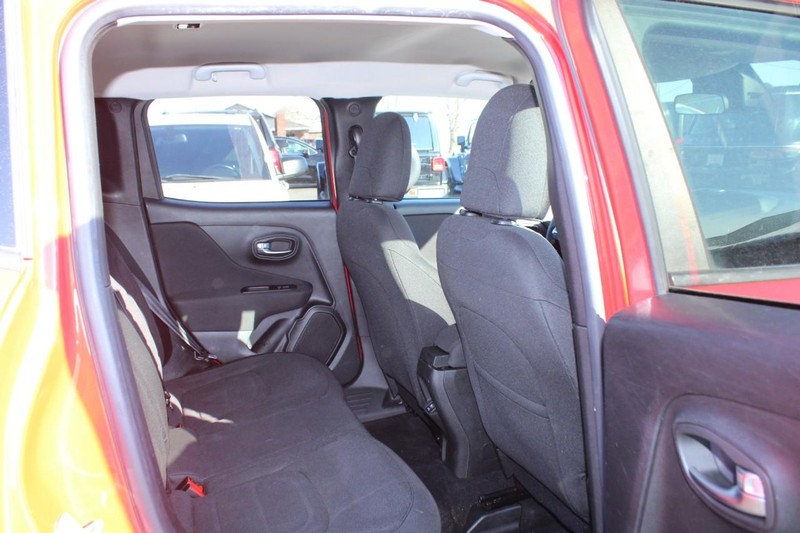 Jeep Renegade Vehicle Image 12