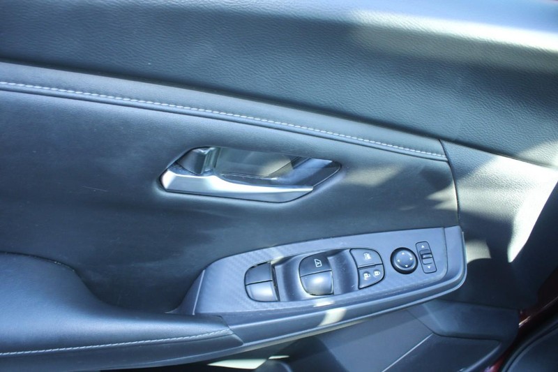 Nissan Sentra Vehicle Image 09