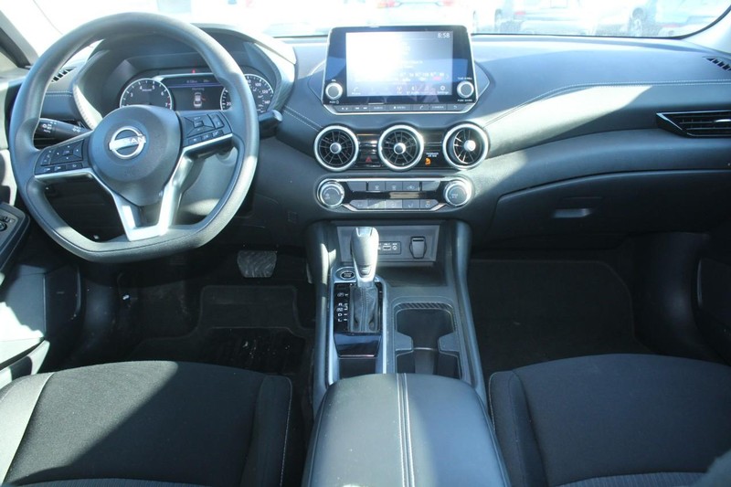Nissan Sentra Vehicle Image 13