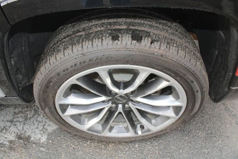 Jeep Wagoneer Vehicle Image 06