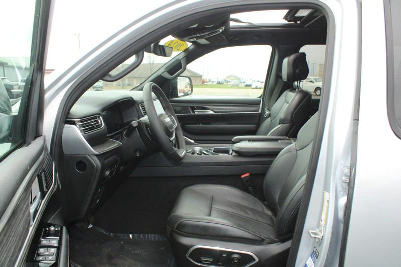 Jeep Wagoneer Vehicle Image 07