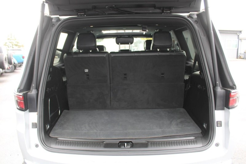 Jeep Wagoneer Vehicle Image 09