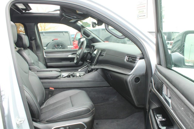 Jeep Wagoneer Vehicle Image 11