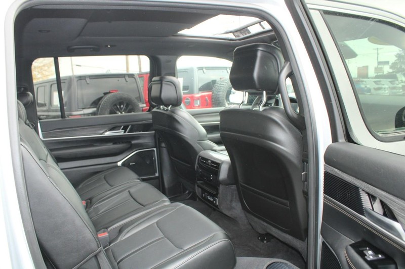 Jeep Wagoneer Vehicle Image 12