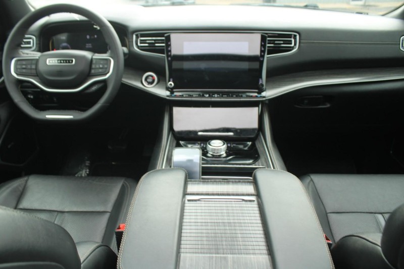 Jeep Wagoneer Vehicle Image 13