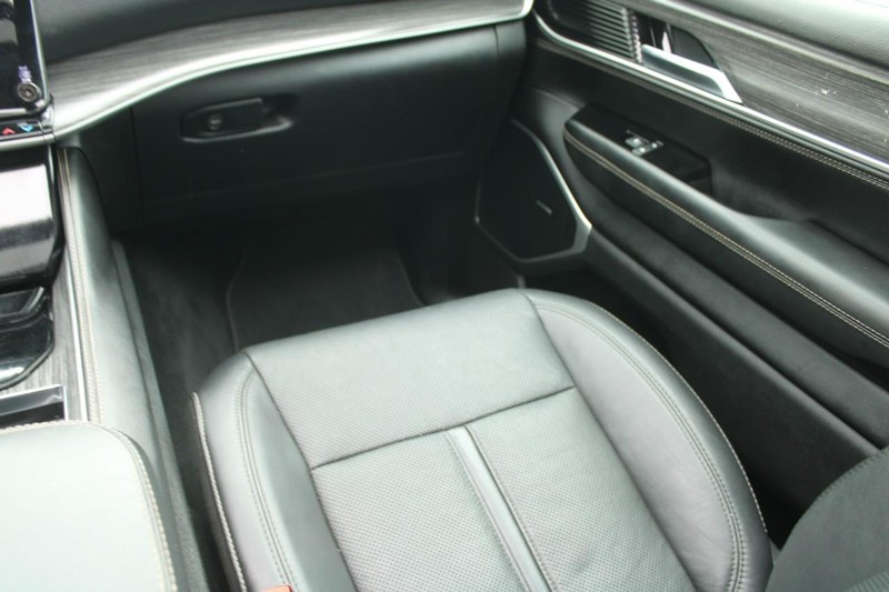 Jeep Wagoneer Vehicle Image 16