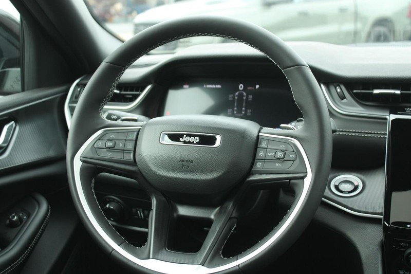 Jeep Grand Cherokee L Vehicle Image 06