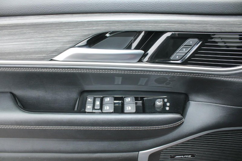 Jeep Wagoneer L Vehicle Image 09
