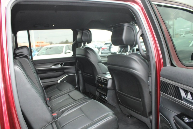 Jeep Wagoneer L Vehicle Image 12