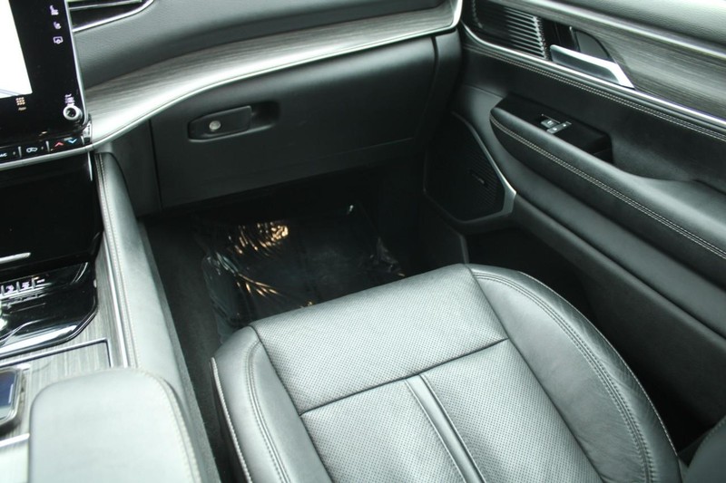 Jeep Wagoneer L Vehicle Image 16