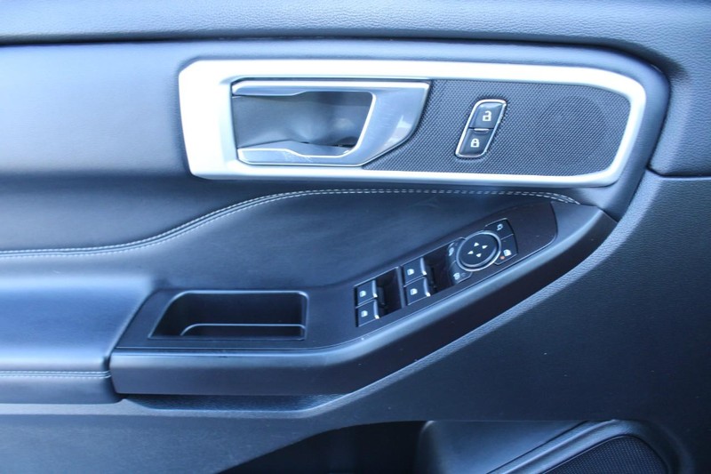 Ford Explorer Vehicle Image 09