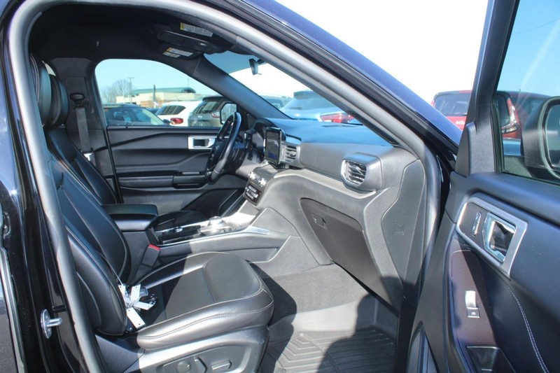 Ford Explorer Vehicle Image 11