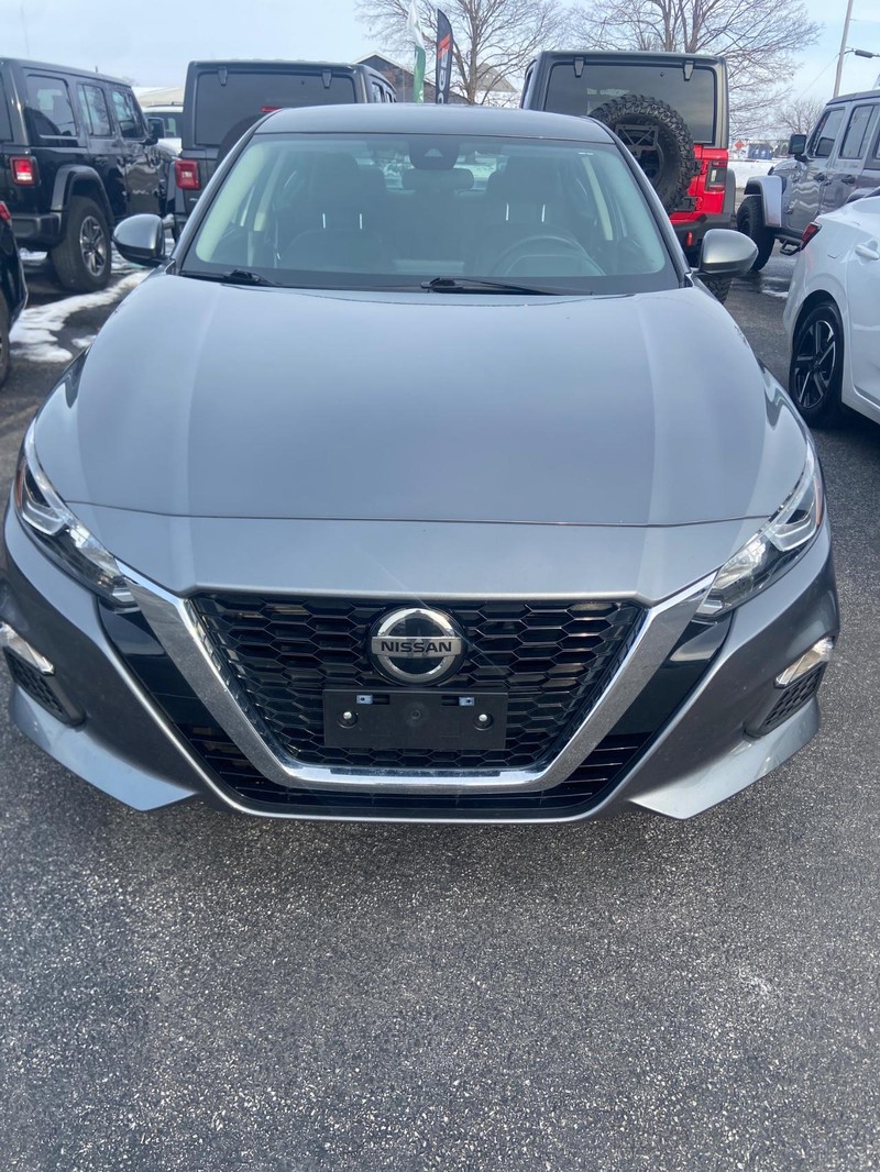 Nissan Altima Vehicle Image 02