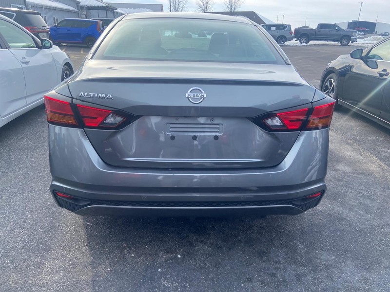 Nissan Altima Vehicle Image 04