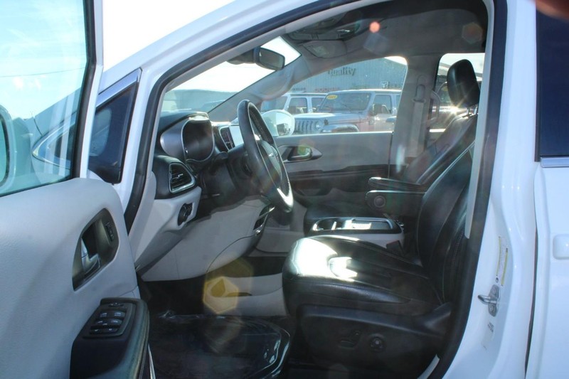 Chrysler Pacifica Vehicle Image 08