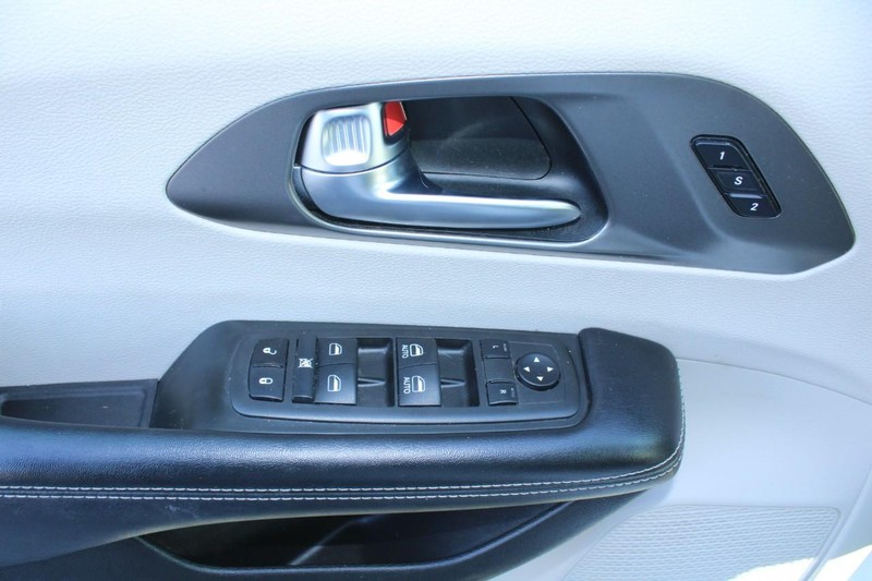 Chrysler Pacifica Vehicle Image 09