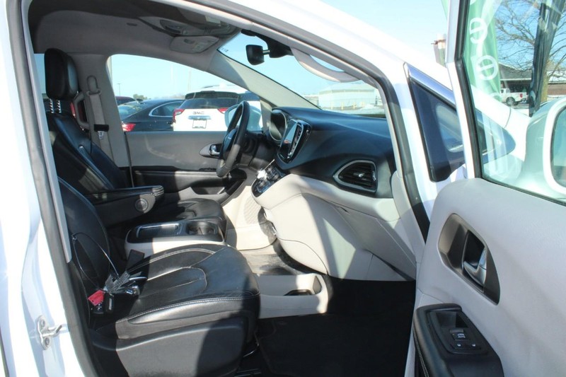 Chrysler Pacifica Vehicle Image 11