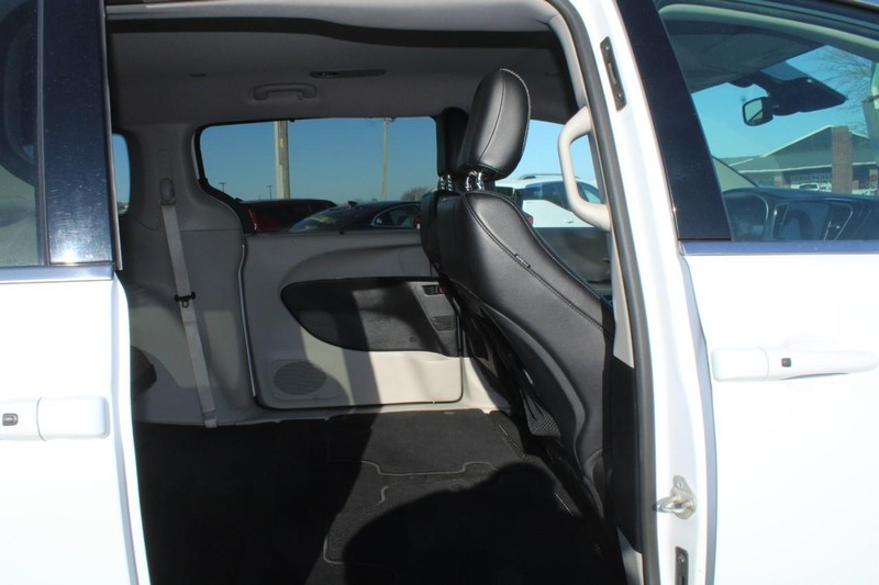 Chrysler Pacifica Vehicle Image 12