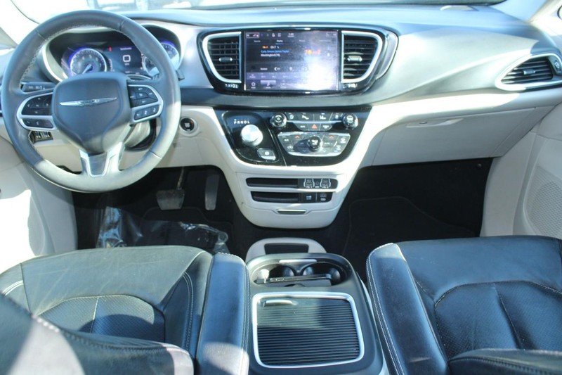 Chrysler Pacifica Vehicle Image 13