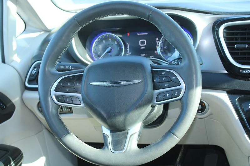 Chrysler Pacifica Vehicle Image 14