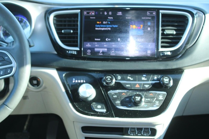 Chrysler Pacifica Vehicle Image 15