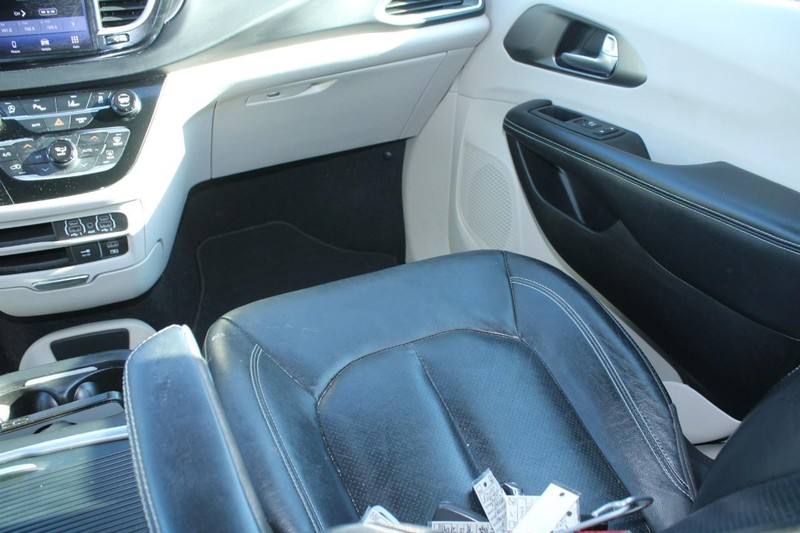 Chrysler Pacifica Vehicle Image 16