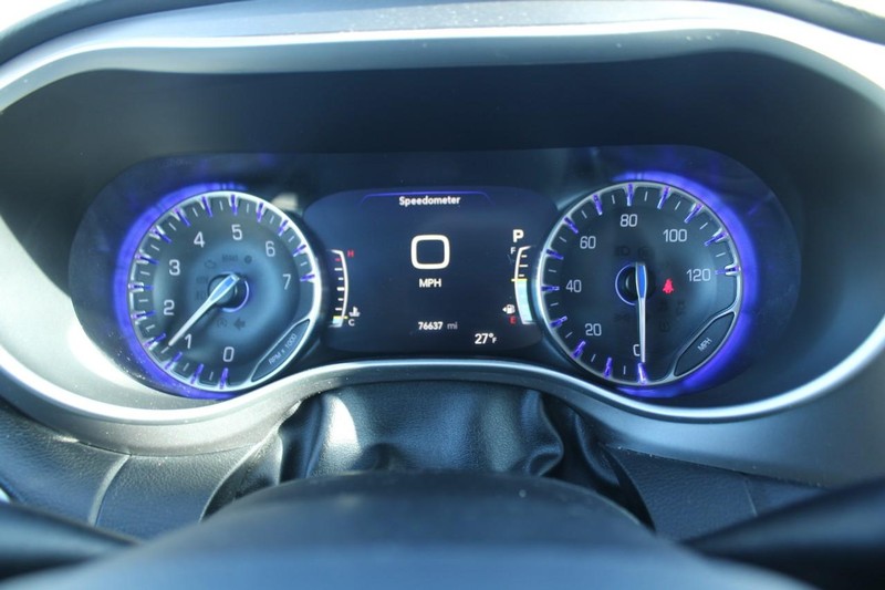 Chrysler Pacifica Vehicle Image 18