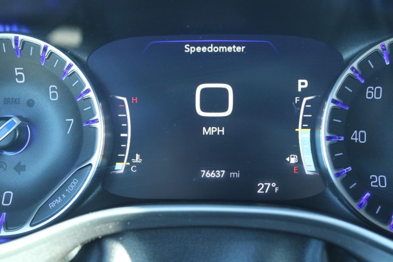 Chrysler Pacifica Vehicle Image 19