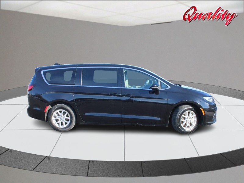 Chrysler Pacifica Vehicle Image 02