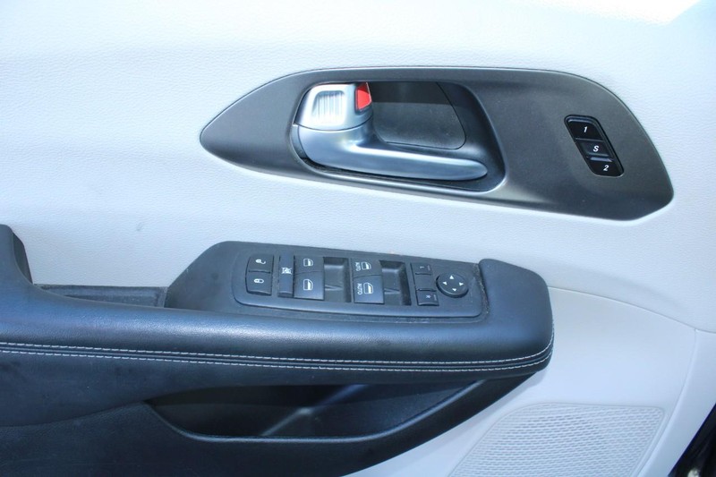 Chrysler Pacifica Vehicle Image 09