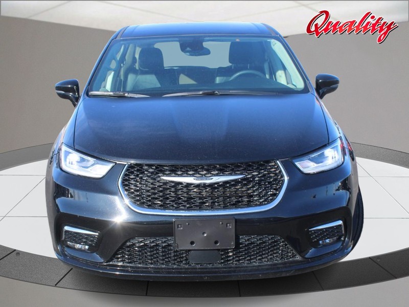 Chrysler Pacifica Vehicle Image 10