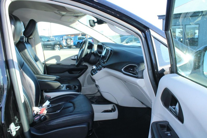 Chrysler Pacifica Vehicle Image 11