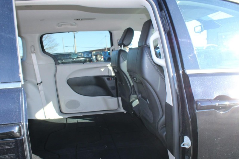 Chrysler Pacifica Vehicle Image 12