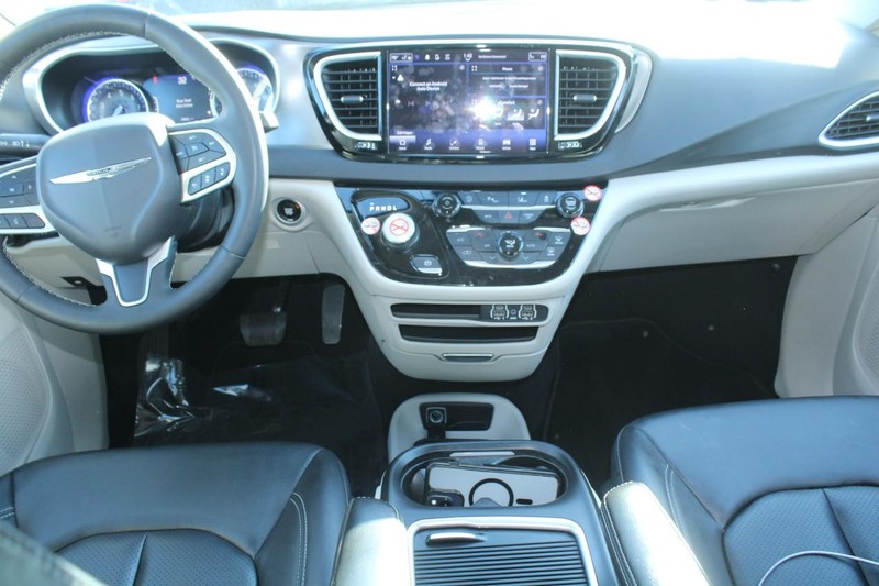 Chrysler Pacifica Vehicle Image 13