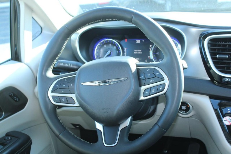 Chrysler Pacifica Vehicle Image 14