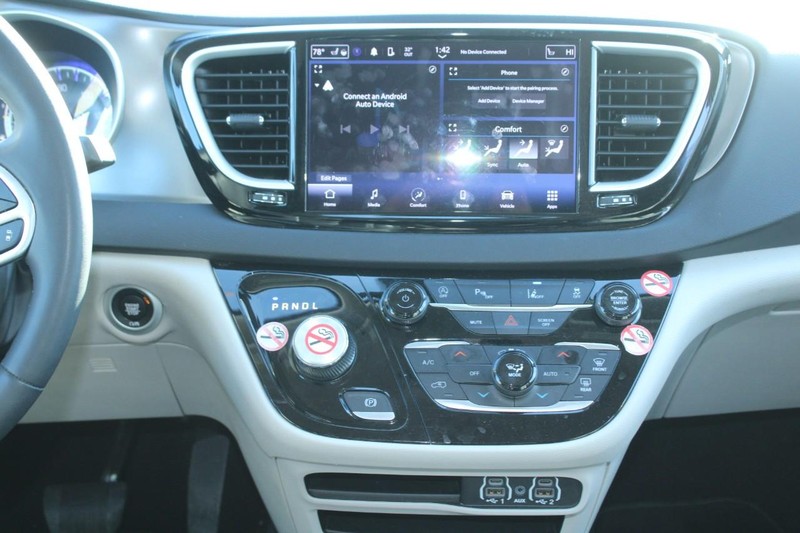 Chrysler Pacifica Vehicle Image 15