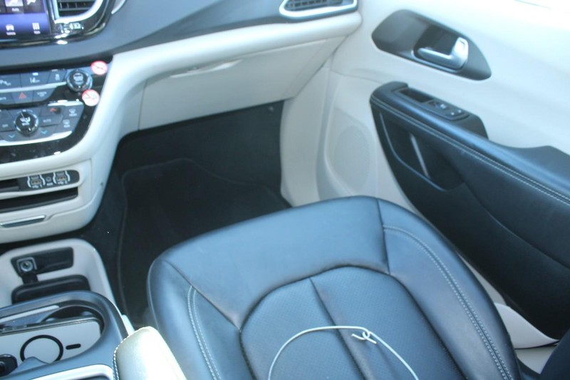 Chrysler Pacifica Vehicle Image 16