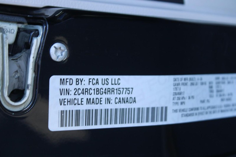 Chrysler Pacifica Vehicle Image 17