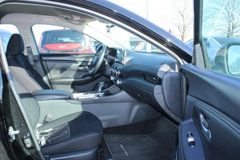 Nissan Sentra Vehicle Image 11