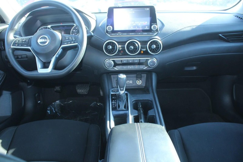 Nissan Sentra Vehicle Image 13