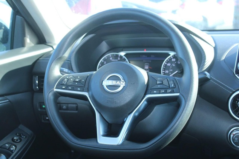 Nissan Sentra Vehicle Image 14