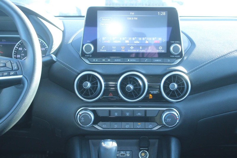 Nissan Sentra Vehicle Image 15