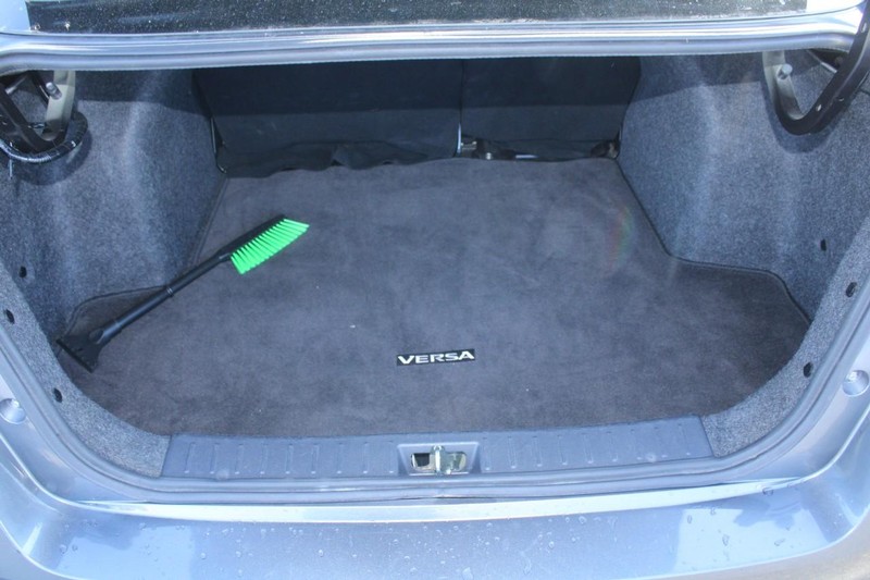 Nissan Versa Vehicle Image 09