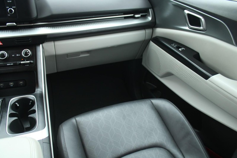 Kia Carnival Vehicle Image 16